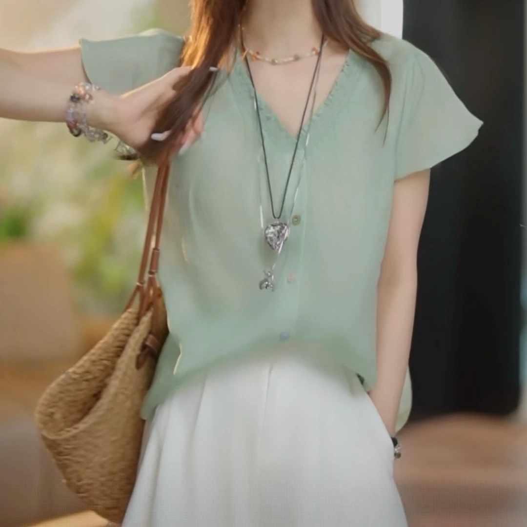 法式V领褶皱单排彩扣修身显瘦上衣女2025年夏季新款短袖漂亮小衫