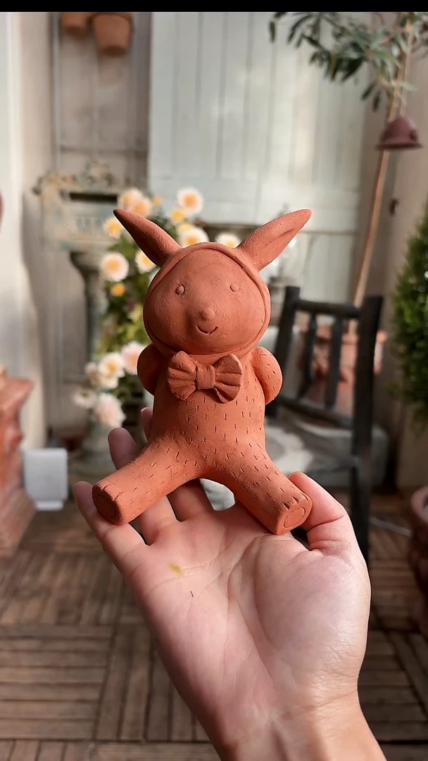 手工红陶竖耳兔花园摆件