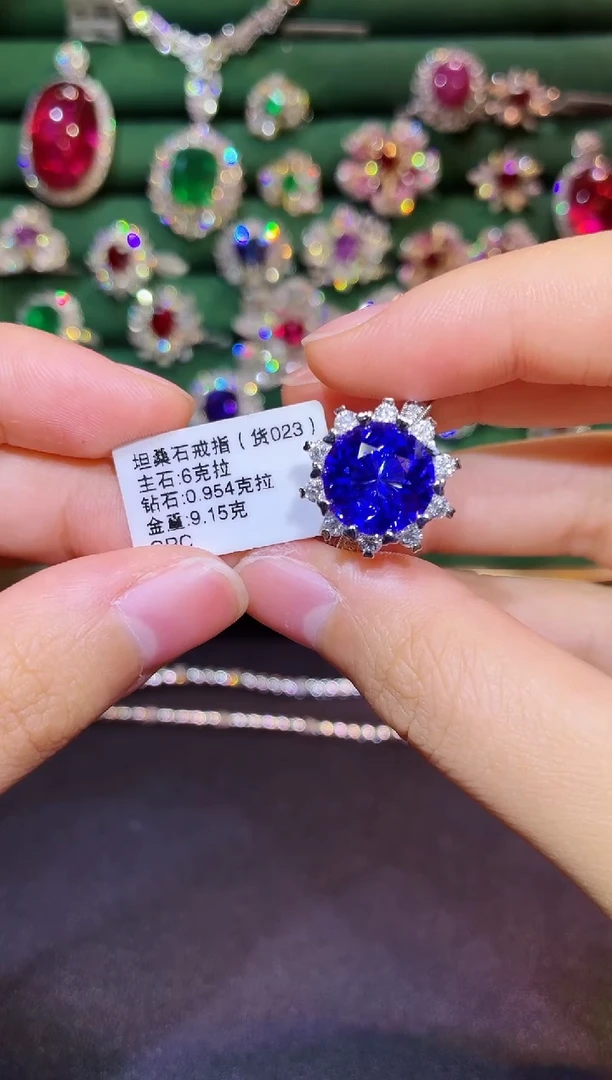 18K金镶嵌戒指坦桑石6克拉