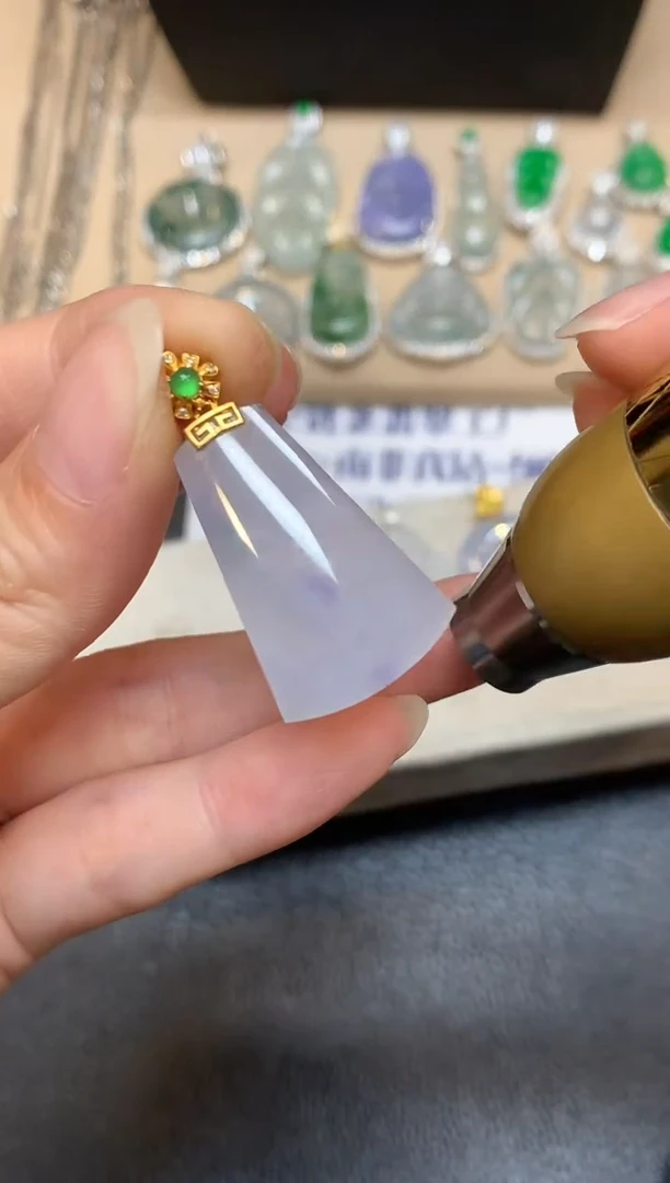 颈饰18K金镶嵌翡翠无事牌【无服务费