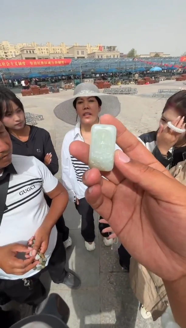 未镶嵌和田玉（糖玉）挂件和田玉