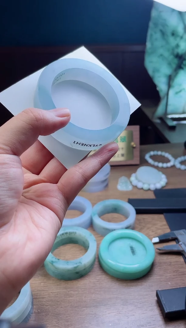 未镶嵌手镯定制翡翠?**.定制