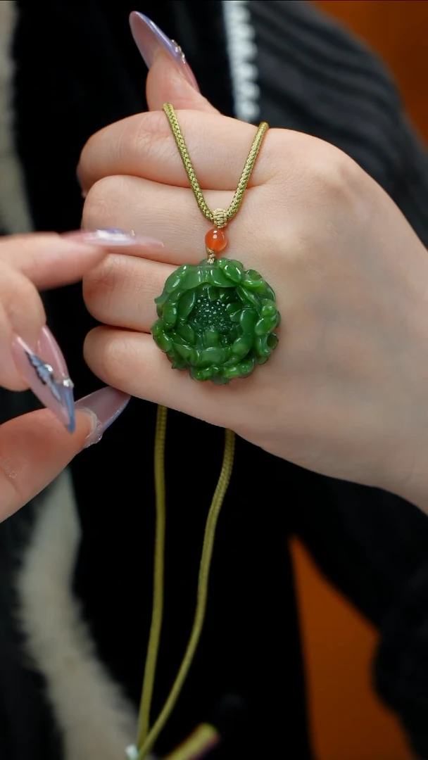 颈饰未镶嵌和田玉（碧玉）碧玉花牌 多样性发其一