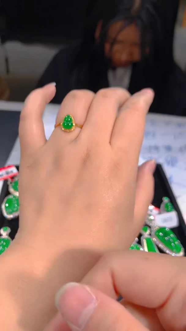 【闪购商品】定制翡翠18K金镶嵌50定制翡翠，多样性发货（发其一）