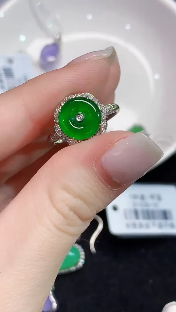 18K金镶嵌戒指翡翠YY多样性发其一