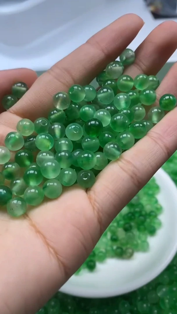 颈饰未镶嵌石英岩玉W457-绿飘花6mm*30颗