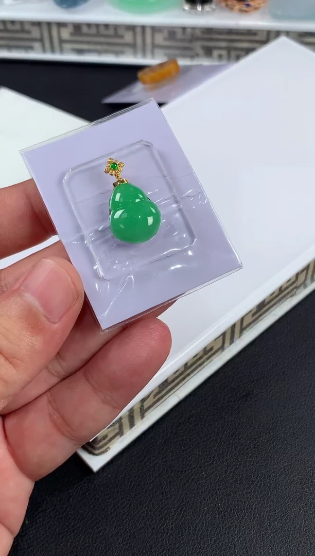 颈饰18K金镶嵌翡翠有****。翡翠