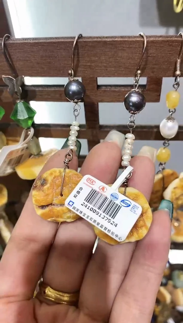 未镶嵌琥珀耳饰多人