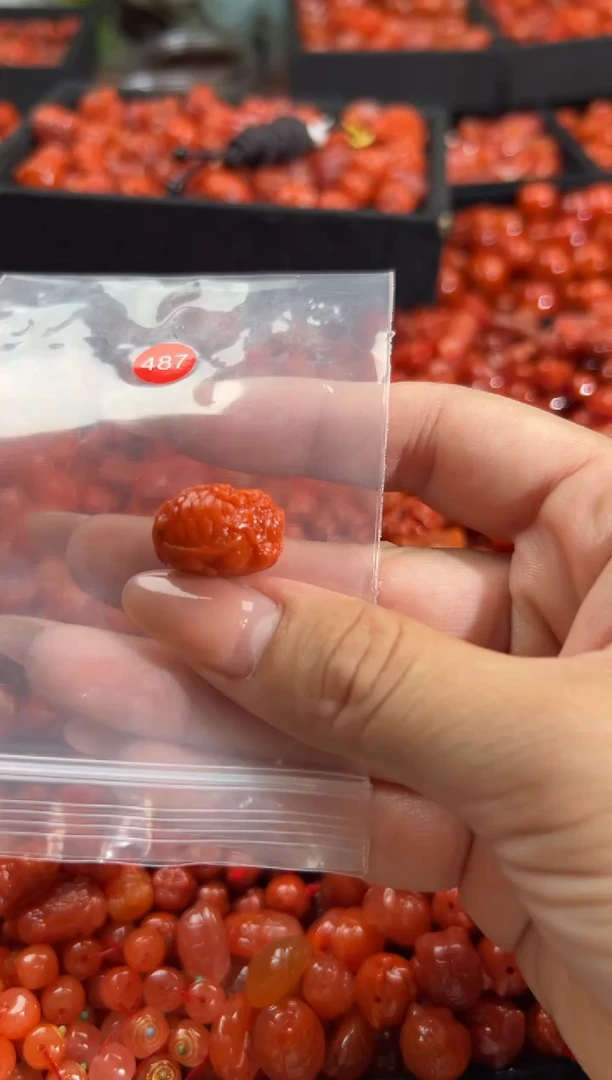 南红玛瑙未镶嵌颈饰1