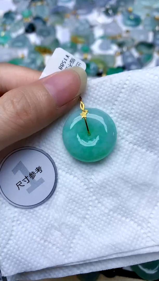 颈饰18K金镶嵌翡翠天然A货翡翠