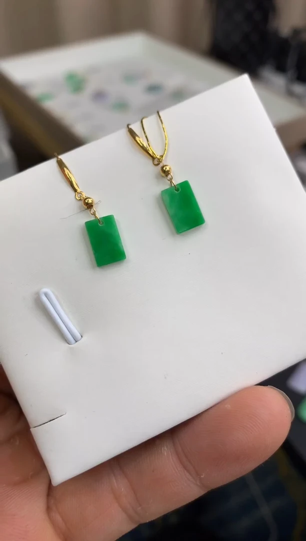 18K金镶嵌翡翠耳饰耳钩