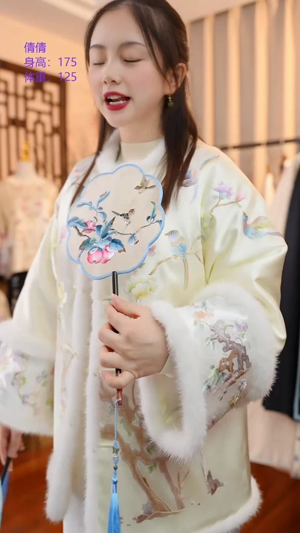 刺绣非遗服饰一物一件