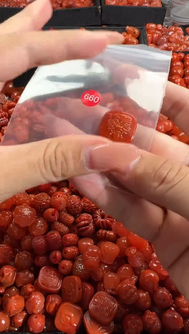 南红玛瑙未镶嵌颈饰1
