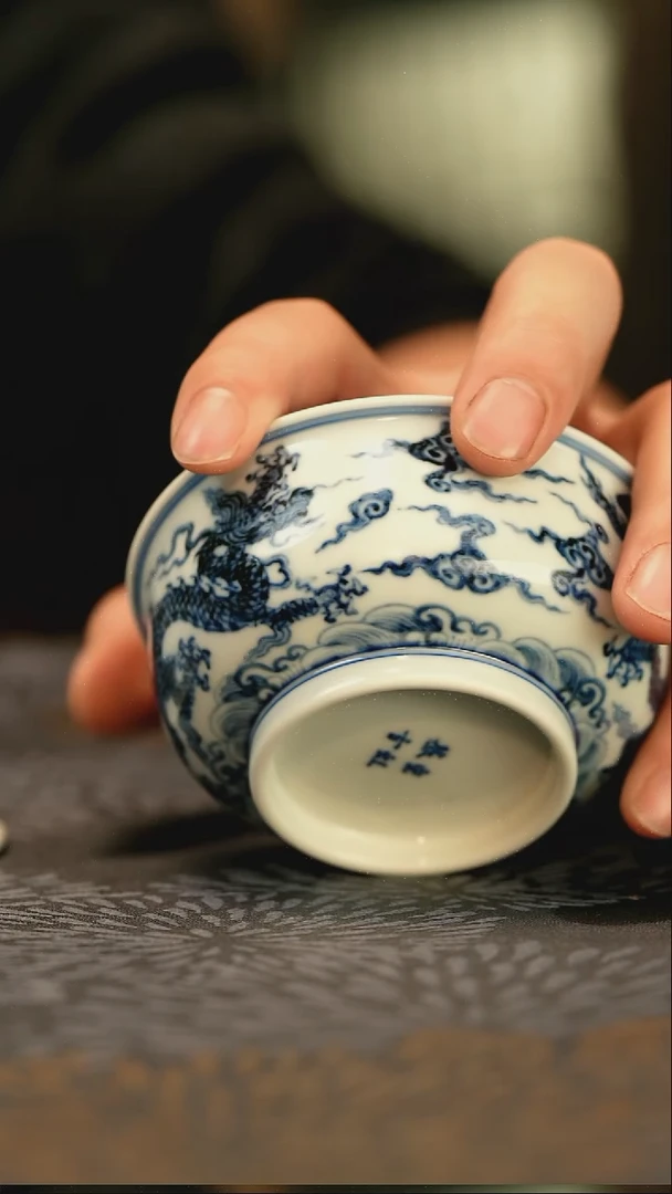 中式泥*萨微瑕仿明青花三龙纹炉式