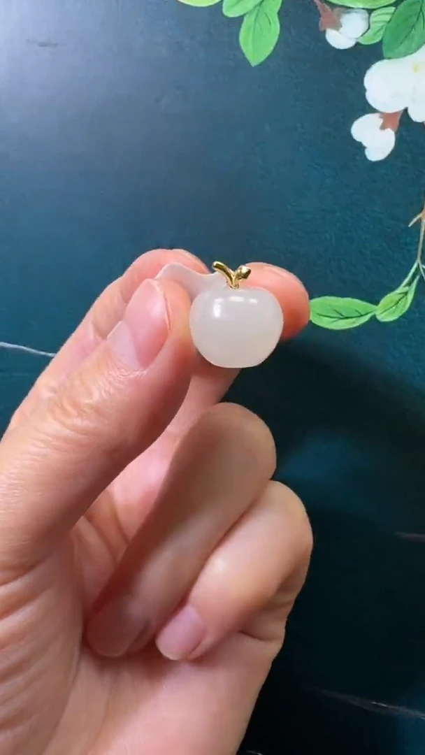 颈饰18K金镶嵌和田玉吊坠