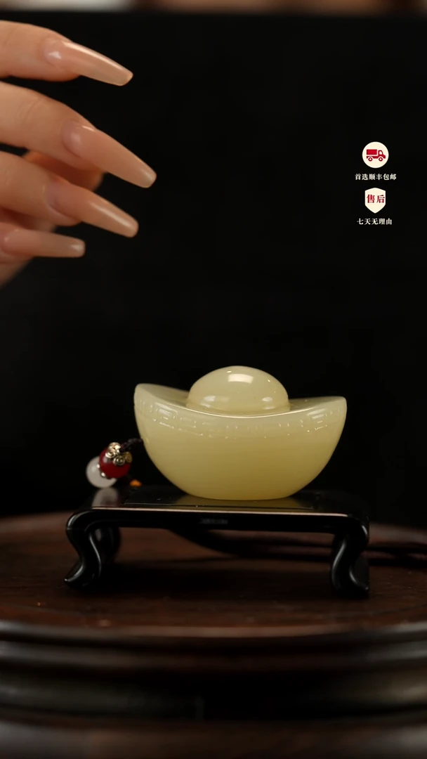 云南石竹叶青雕刻：元宝手把件摆件