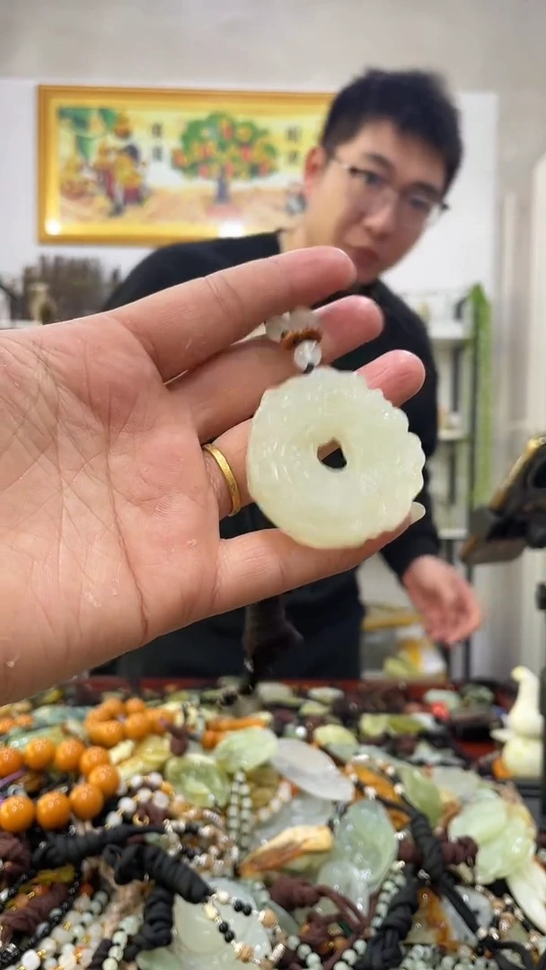 未镶嵌蛇纹石玉吊坠