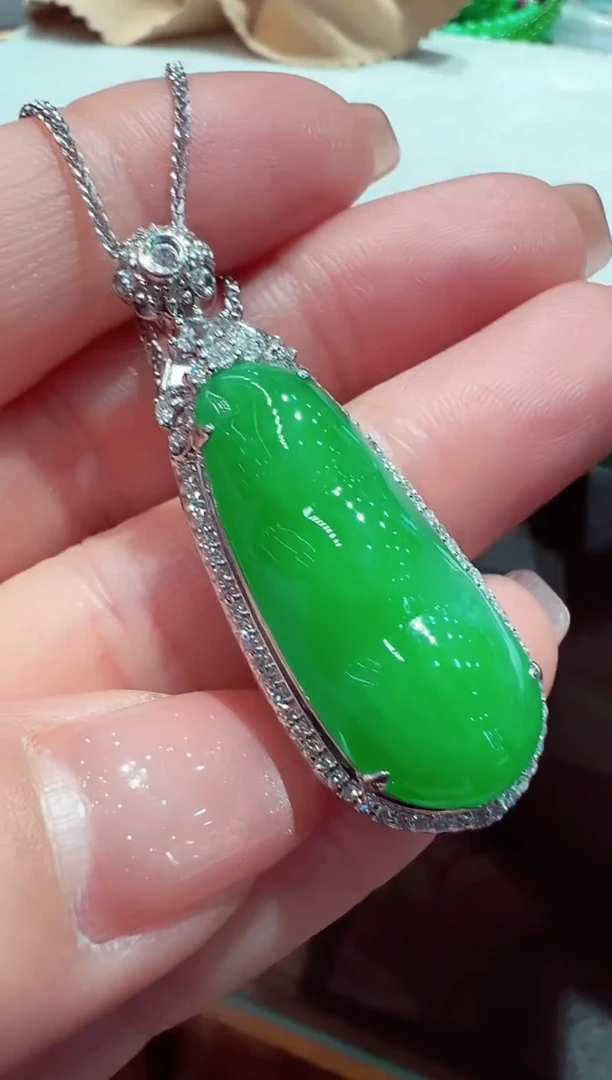 【闪购商品】翡翠吊坠(赠链)18K金镶嵌翡翠吊坠