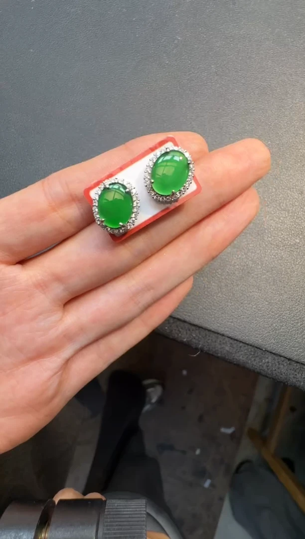未镶嵌定制翡翠翡翠A货有轻微色差属于正常现象，耳钉多样性发货1