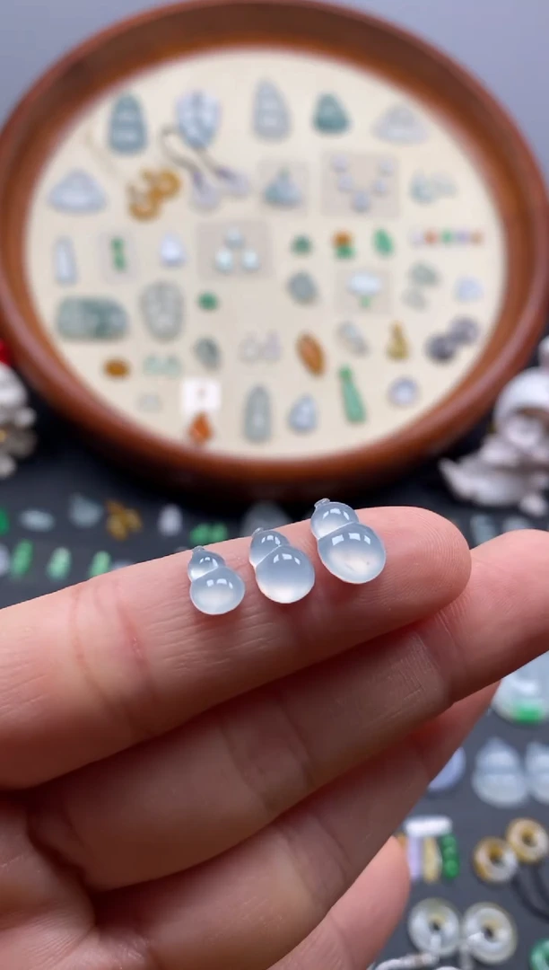 颈饰未镶嵌翡翠冰葫芦3颗/芬