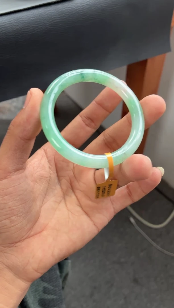 未镶嵌手镯翡翠绿底飘阳绿花 24号  圆条 51-52正圈