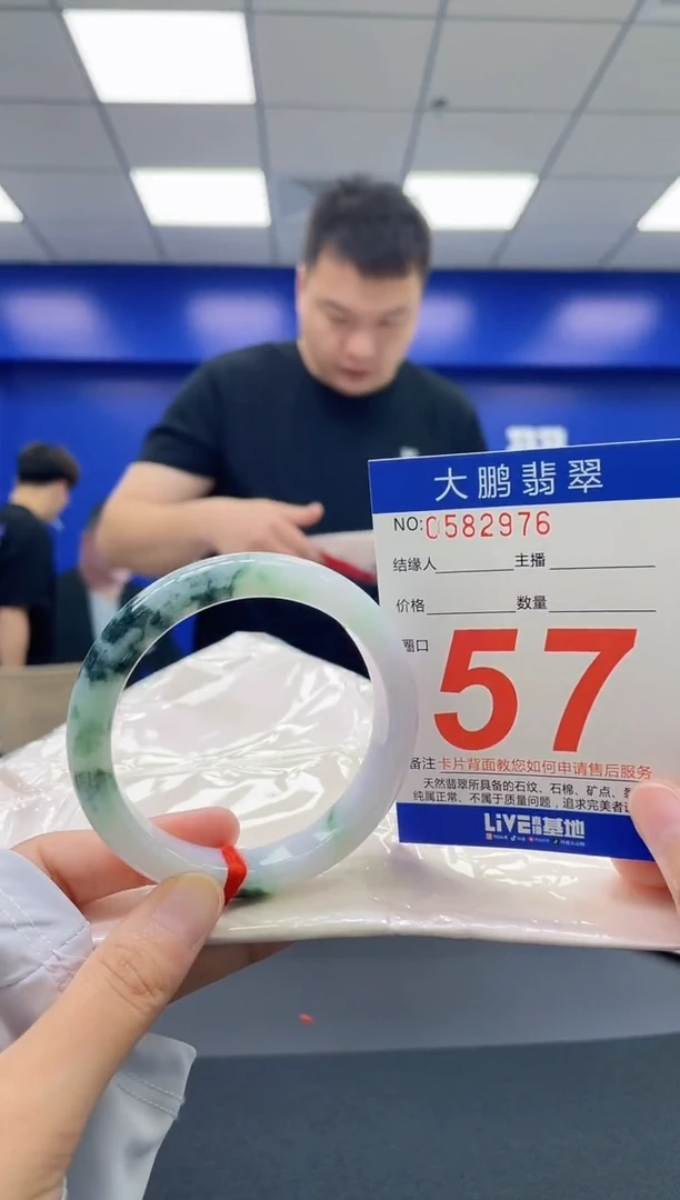 翡翠手镯未镶嵌AAAAAAAA