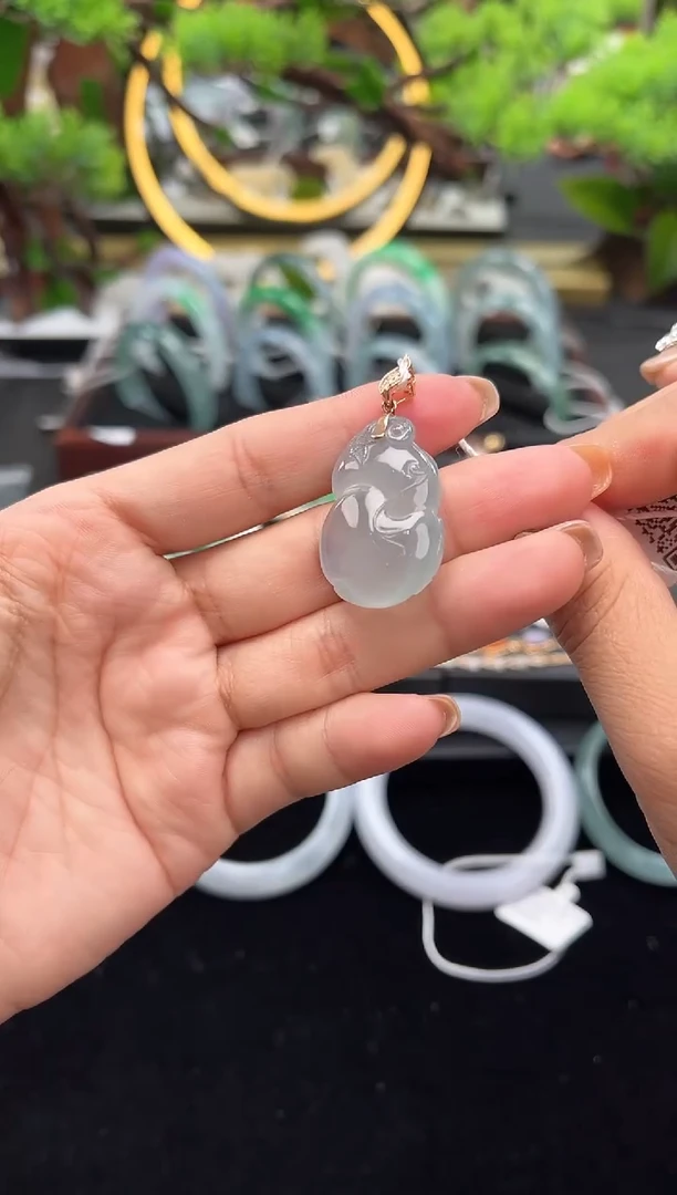 颈饰18K金镶嵌翡翠吊坠