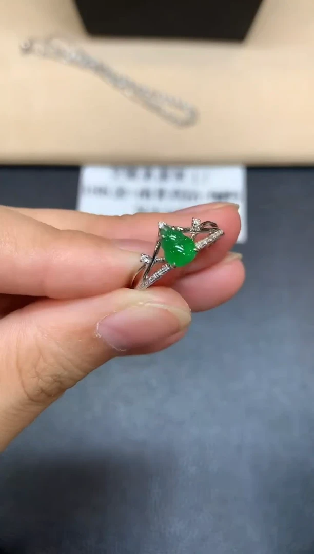 18K金镶嵌戒指翡翠葫芦【无服务费