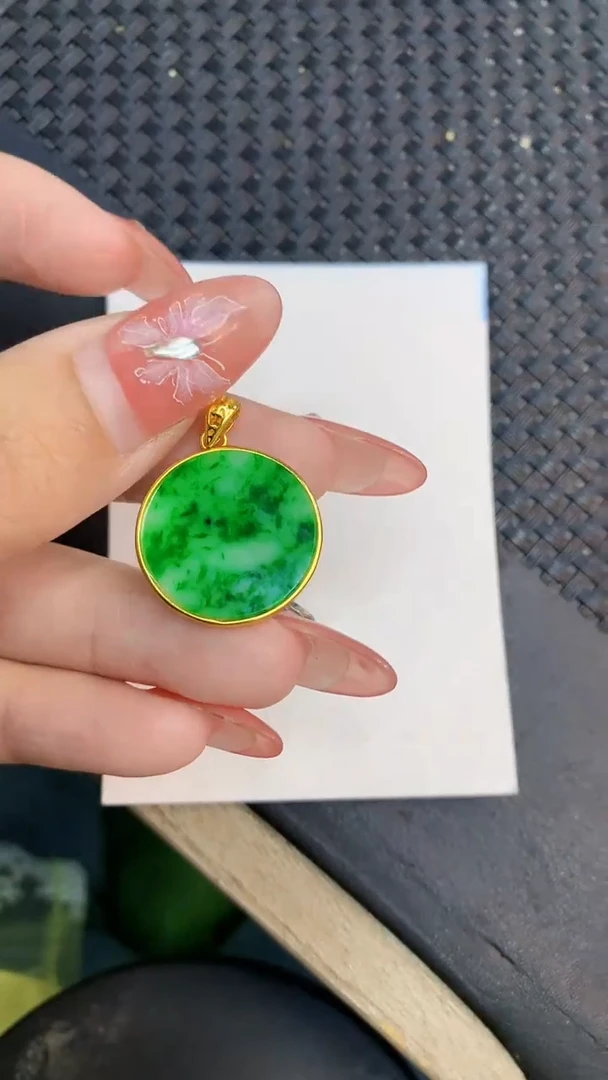 颈饰18K金镶嵌翡翠1