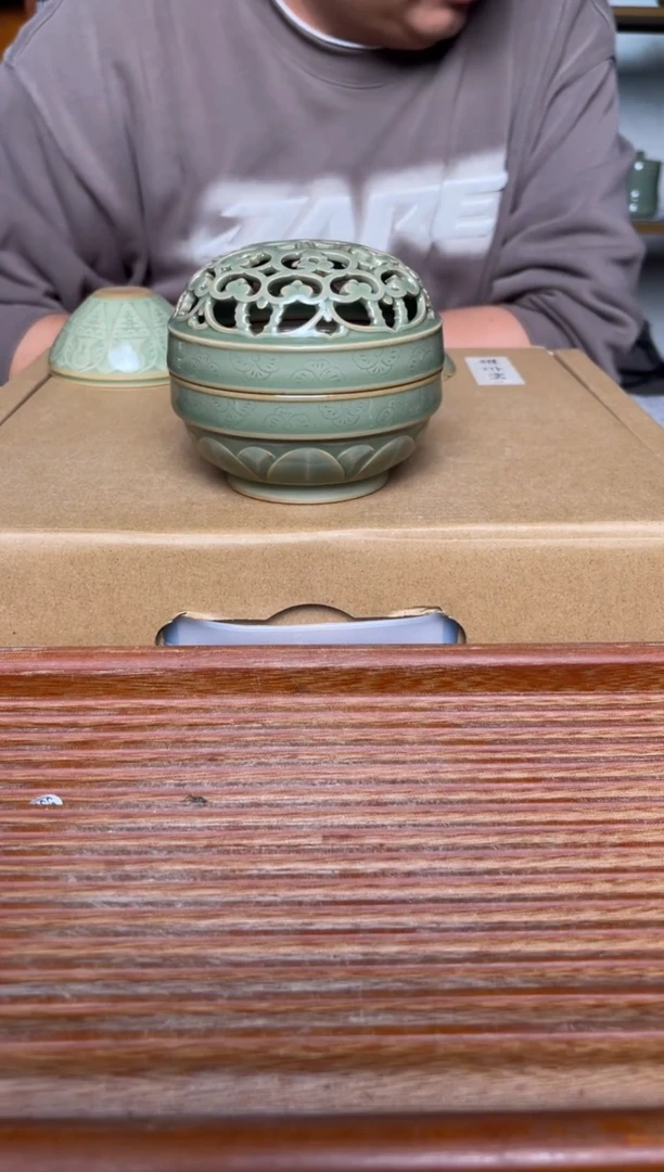 瓷器464仰山 纯手工橄榄绿镂空香薰炉