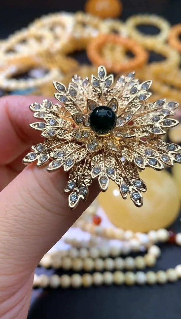 未镶嵌颈饰琥珀胸针