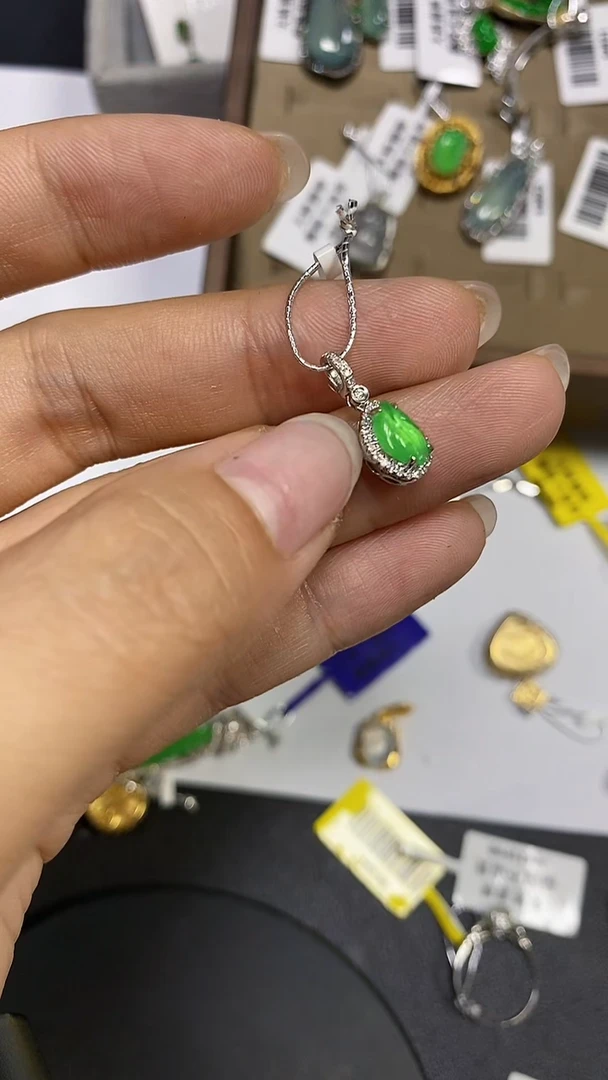 翡翠18K金镶嵌颈饰翡翠 18K金镶嵌 颈饰