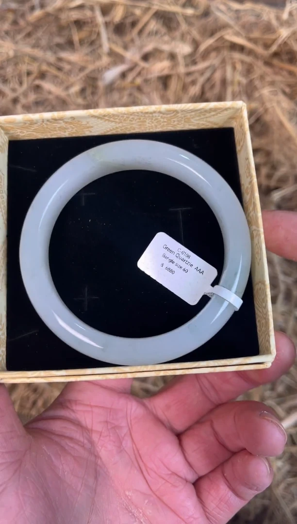 未镶嵌手镯石英质玉0108