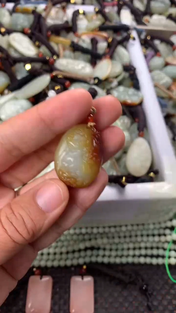 【闪购商品】和田玉颈饰未镶嵌多样性发货没有证书，拍一发一.有瑕