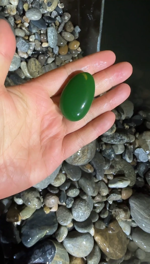 未镶嵌和田玉挂件菠菜绿