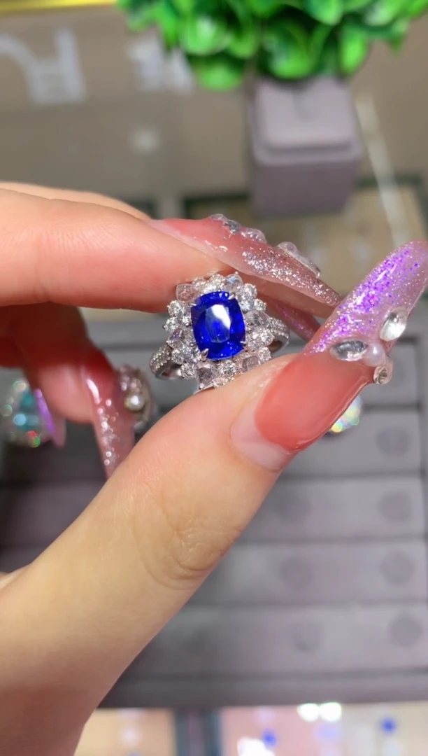 18K金镶嵌戒指红宝石2.13CT