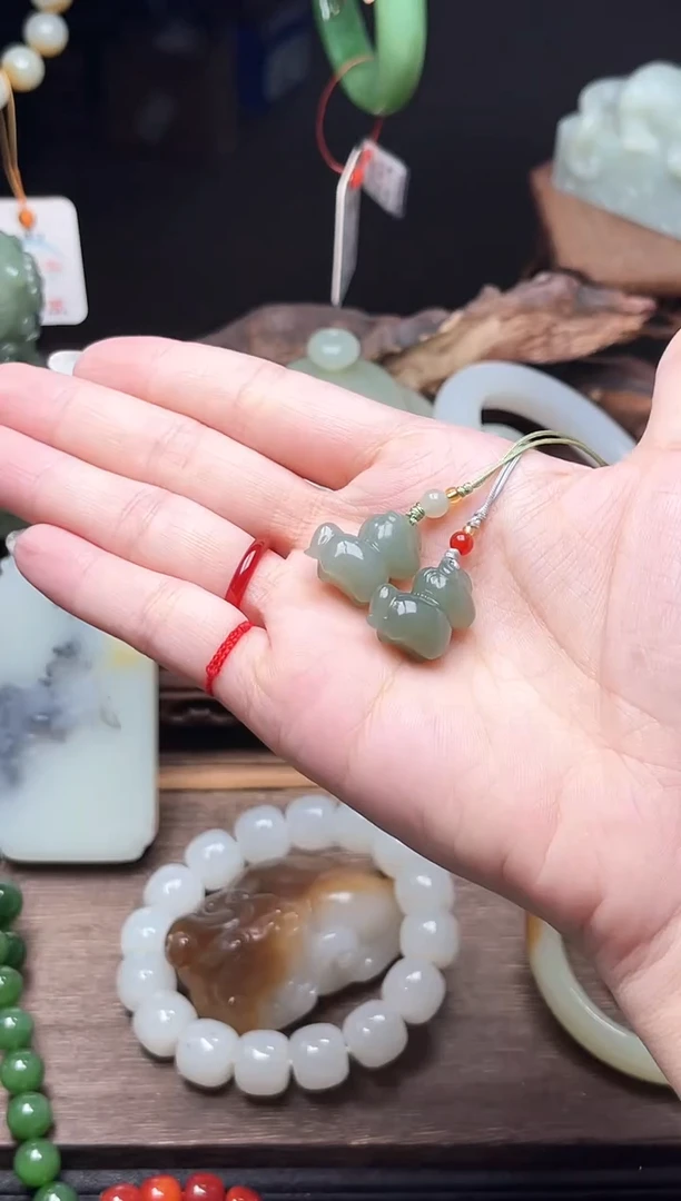 和田玉未镶嵌吊坠(不含链)吐拉牧场 小马 有瑕疵多样性发一