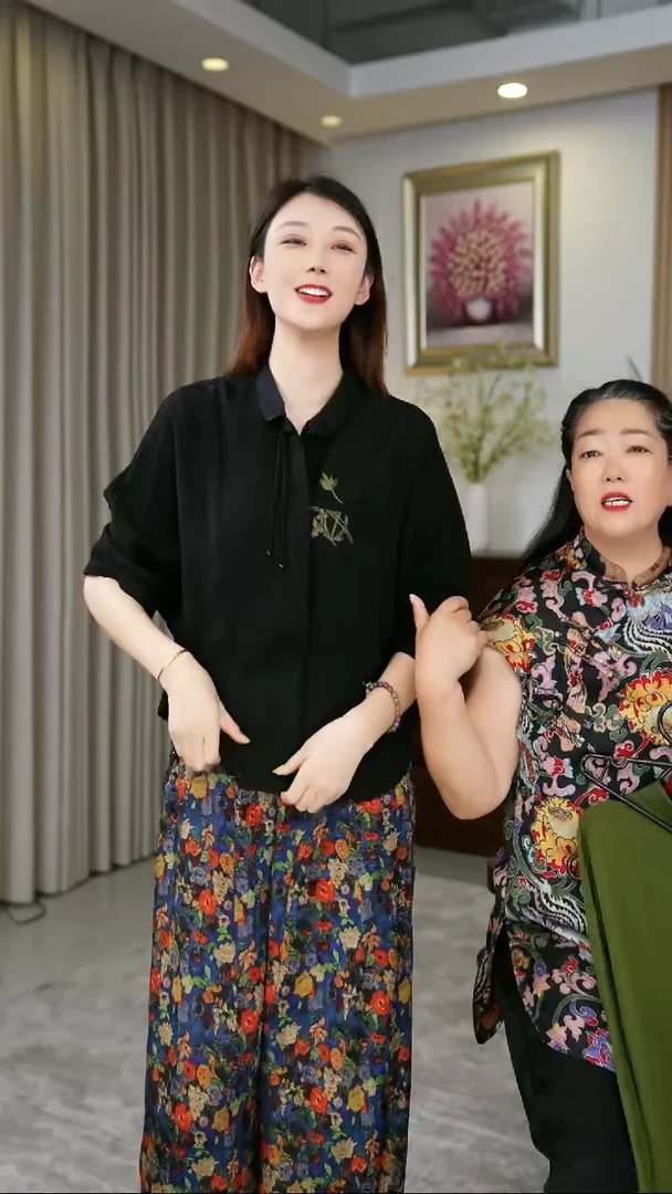 森比  黑色刺绣上衣