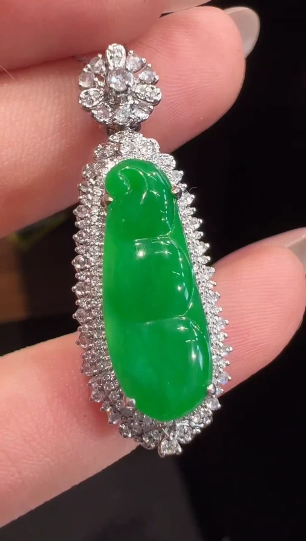 颈饰18K金镶嵌翡翠吊坠