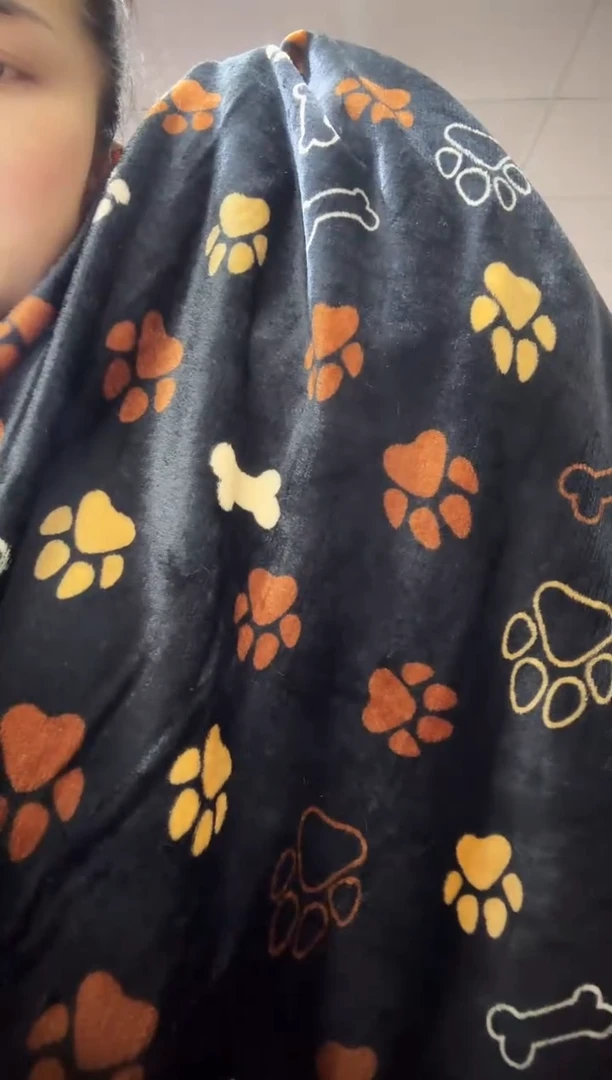 法兰绒黑色爪印2*1.8加绒毛毯