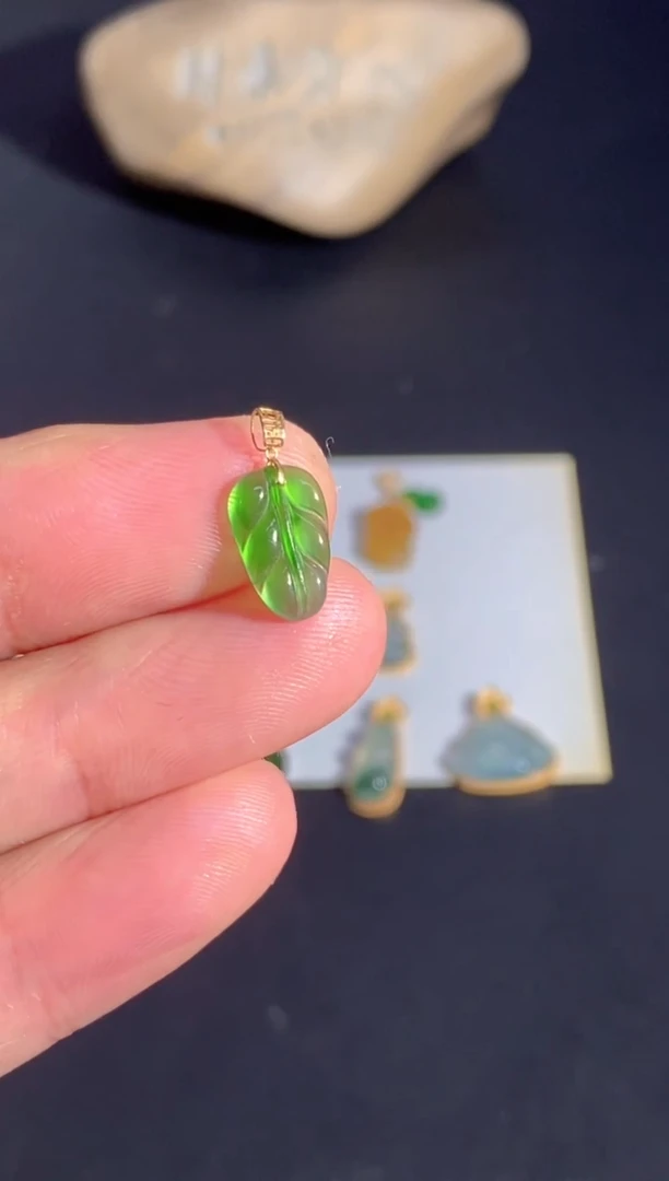 颈饰18K金镶嵌翡翠