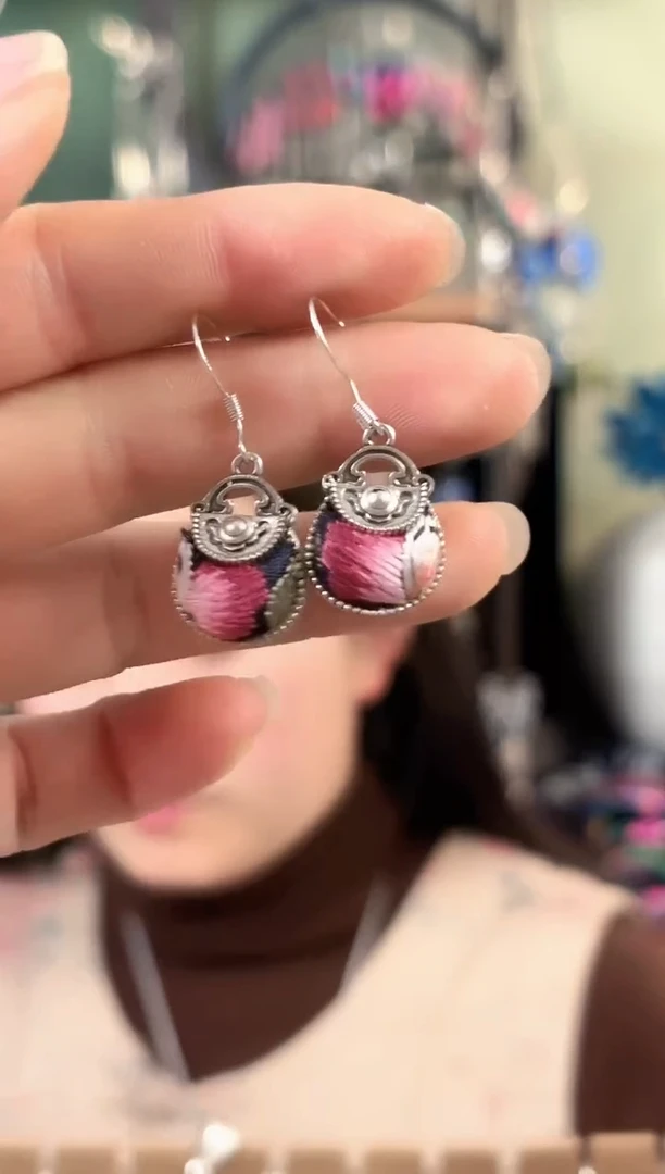 彩云南阁非遗老绣饰品675