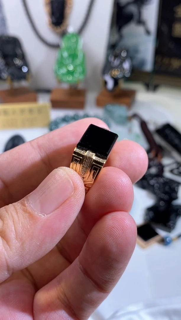 颈饰18K金镶嵌翡翠墨翠戒指