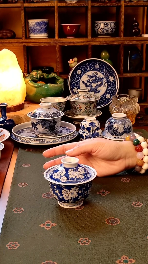 【手工手绘蓝底冰梅盖碗】