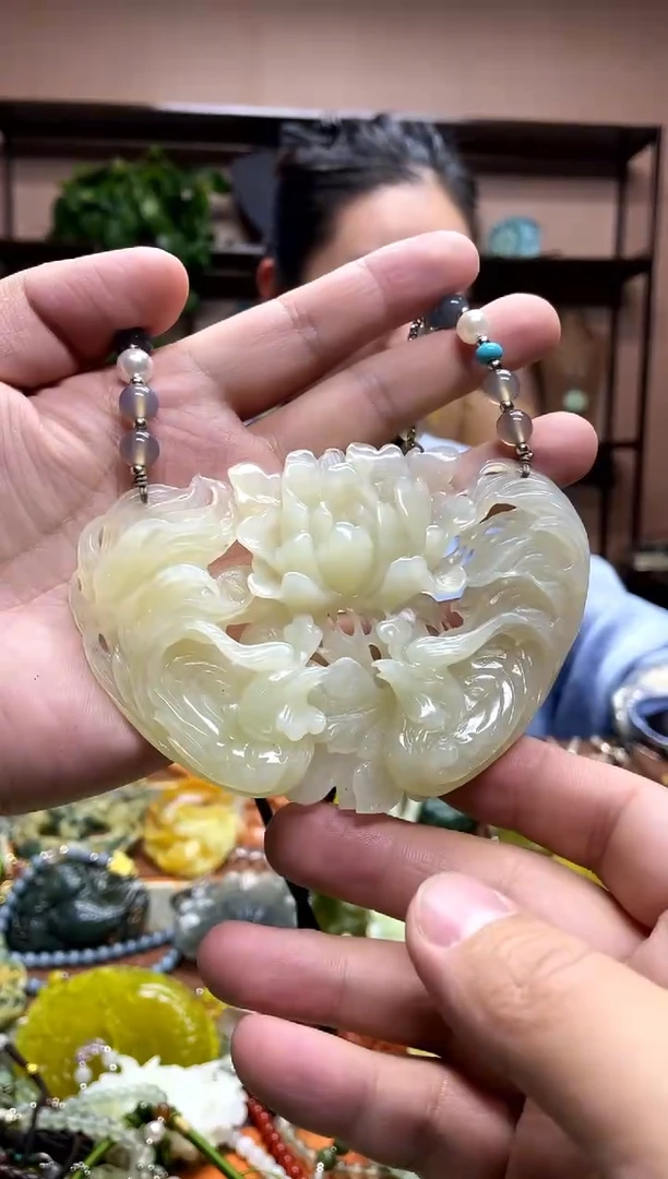 未镶嵌岫玉颈饰安*·