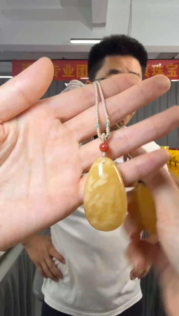 蜜蜡吊坠(不含链)未镶嵌俄料鸡油黄蜜蜡吊坠约10克