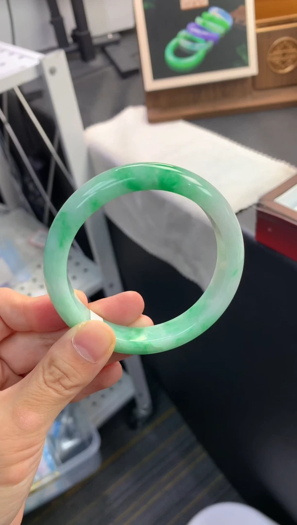 未镶嵌手镯翡翠退货需手镯吊牌标签完好