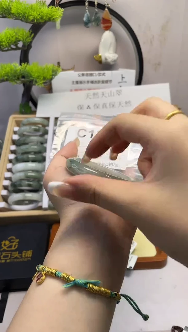 石英质玉（天山翠）手镯未镶嵌1395