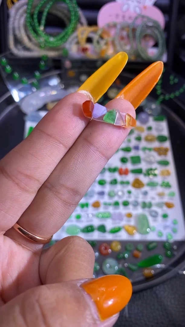 未镶嵌挂件翡翠切割