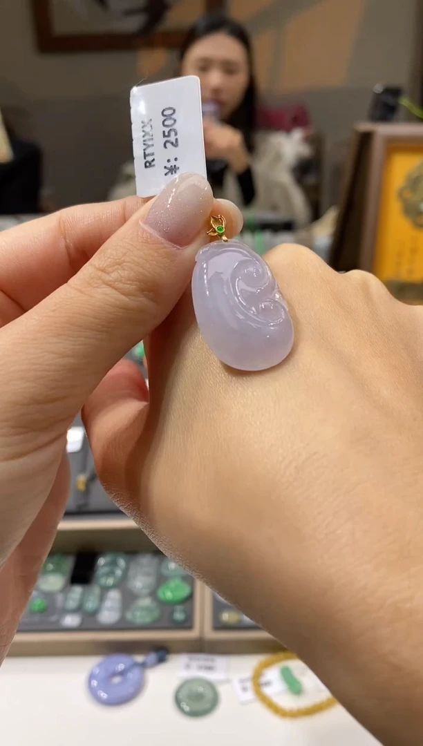 颈饰18K金镶嵌翡翠如意